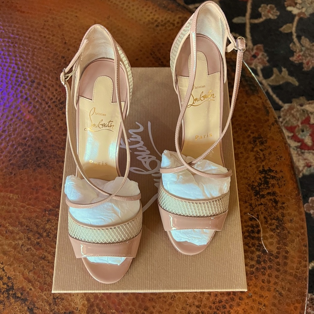 Slikova Christian Louboutin - Nude Patent Heels - Size 39